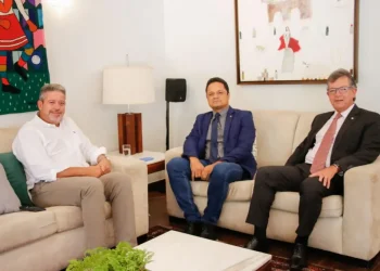 Capitão Samuel se reúne com o presidente da Câmara Federal para discutir PL que autoriza porte de arma funcional para vigilantes privados