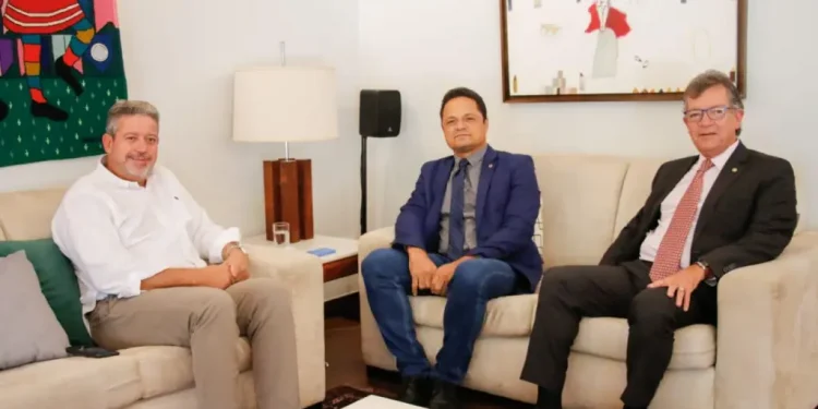 Capitão Samuel se reúne com o presidente da Câmara Federal para discutir PL que autoriza porte de arma funcional para vigilantes privados