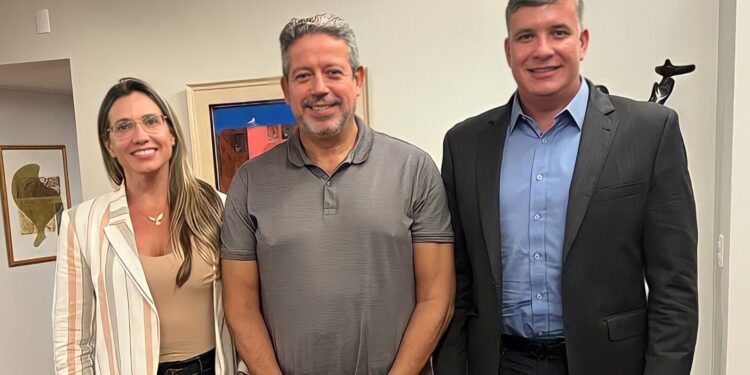 Cristiano e Silvany dialogam com o presidente da Câmara dos Deputados sobre importância do Projeto Carnalita