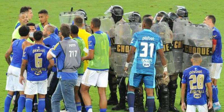 Marco Antônio sinaliza que Cruzeiro foi ‘roubado’ em derrota para Atlético