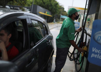 Diesel e gasolina da Petrobras têm 25% de defasagem, maior nível em cerca de 10 anos, diz Abicom