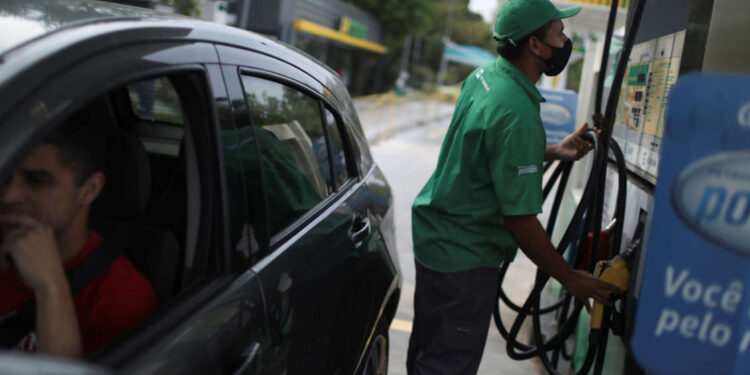 Diesel e gasolina da Petrobras têm 25% de defasagem, maior nível em cerca de 10 anos, diz Abicom
