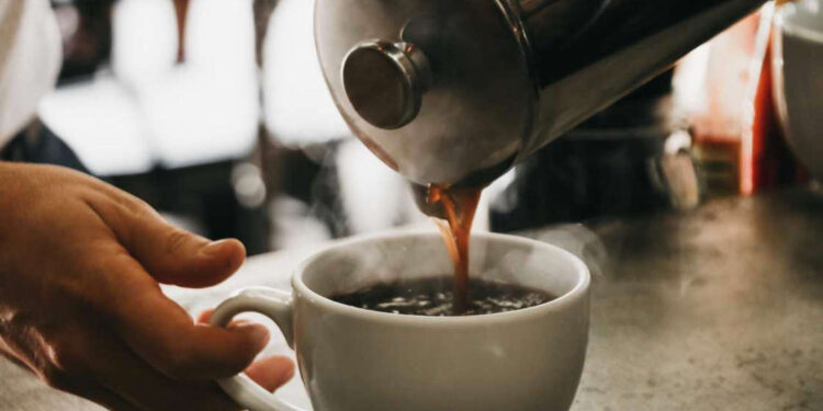 Personal trainer morre após ingerir cafeína equivalente a 200 xícaras de café