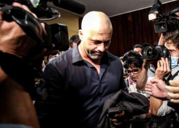 Daniel Silveira desiste de ficar na Câmara e diz que irá colocar tornozeleira