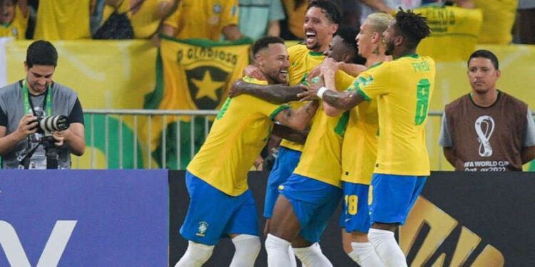 Nos braços do povo! Brasil goleia o Chile no Maracanã e se despede com festa rumo à Copa do Mundo