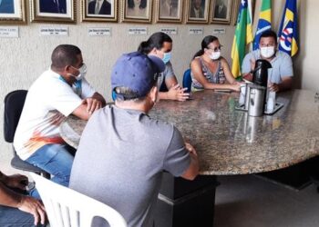 Prefeito de Estância recebe vendedores de lanches e artesanatos da Praça Barão do Rio Branco