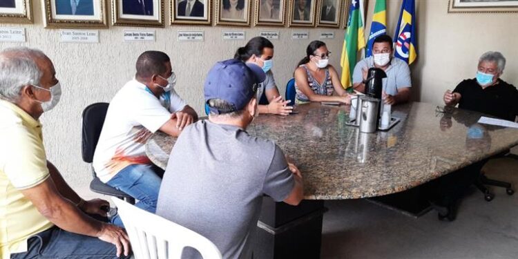 Prefeito de Estância recebe vendedores de lanches e artesanatos da Praça Barão do Rio Branco