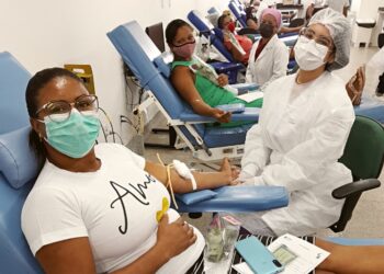 Hemose: Servidoras e doadoras de sangue recebem botões de rosa em homenagem ao Dia da Mulher