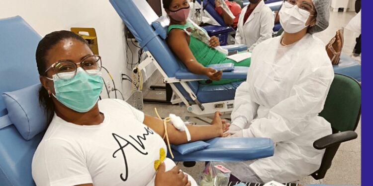 Hemose: Servidoras e doadoras de sangue recebem botões de rosa em homenagem ao Dia da Mulher
