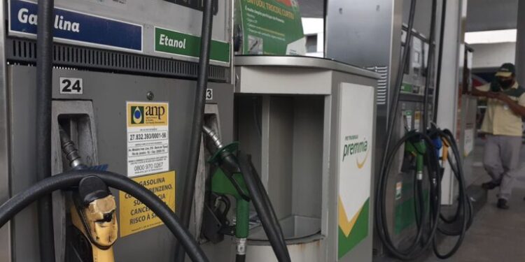 Fevereiro fecha com preço do etanol em queda e gasolina 0,34% mais barata nos postos brasileiros, aponta Ticket Log