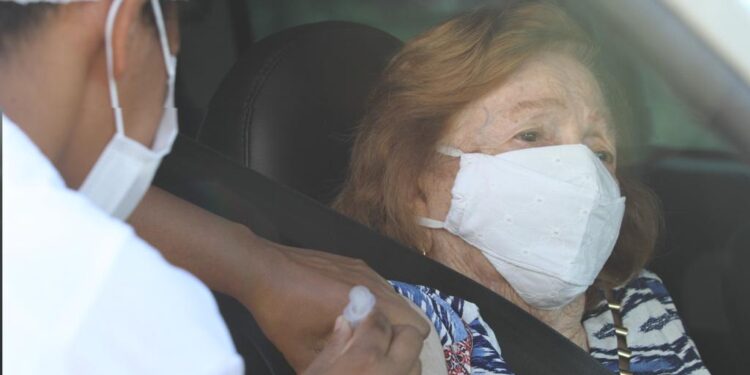 Sergipe começa a aplicar 4ª dose da vacina contra a Covid-19 em idosos nesta quinta, 24