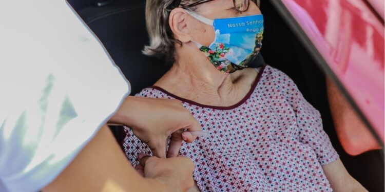 Sergipe começa a imunizar idosos com 70 anos ou mais com a 4ª dose da vacina contra a Covid-19