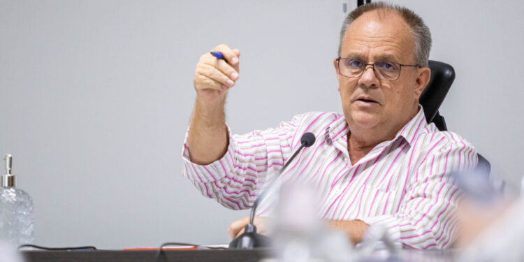 Comitê flexibiliza uso de máscaras e mantém restrições para eventos em municípios com menos de 75% de imunização