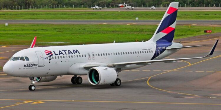 Latam suspende 21 voos nacionais devido ao aumento dos combustíveis