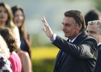 Bolsonaro diz que sancionará imediatamente projeto que fixa ICMS dos combustíveis