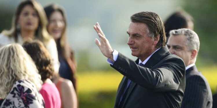 Bolsonaro diz que sancionará imediatamente projeto que fixa ICMS dos combustíveis