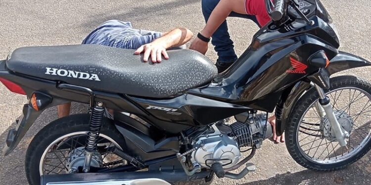 Ação conjunta das policias Militar e Civil prende dupla suspeita de roubar motocicletas em Campo do Brito