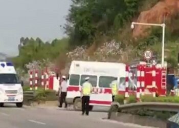 Avião com 132 pessoas a bordo cai no sudoeste da China