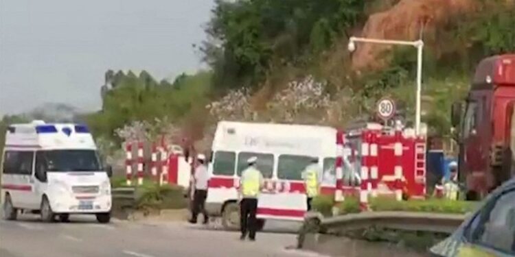 Avião com 132 pessoas a bordo cai no sudoeste da China