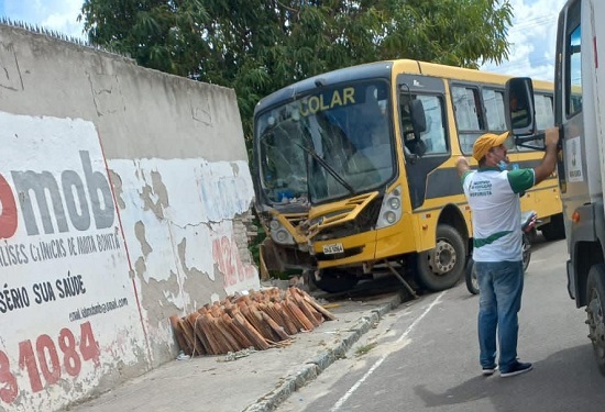 Moita bonita: ônibus do transporte escolar bate em muro de residência