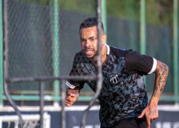 Ceará apresenta o atacante Dentinho