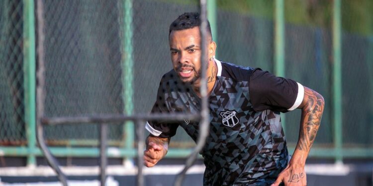 Ceará apresenta o atacante Dentinho