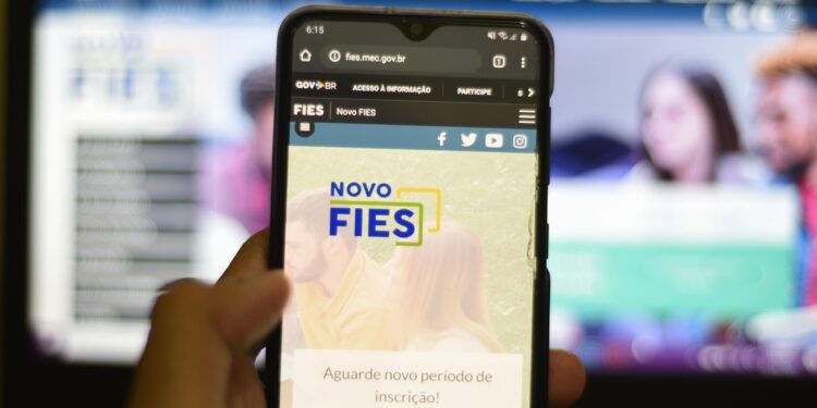 MEC prorroga até amanhã prazo de inscrição no Fies