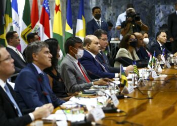 Fórum de Governadores prorroga congelamento do ICMS sobre gasolina