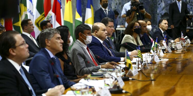 Fórum de Governadores prorroga congelamento do ICMS sobre gasolina