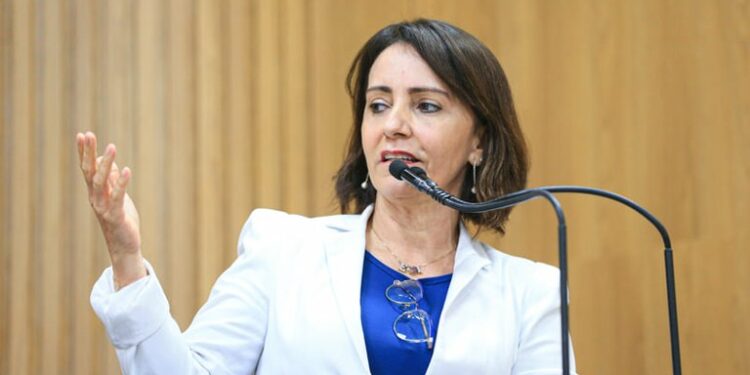 Emília Corrêa: problemas de Aracaju vão para debaixo do tapete