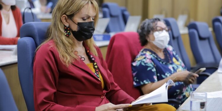 Linda Brasil repudia desrespeito do Governo do Estado com as professoras/es