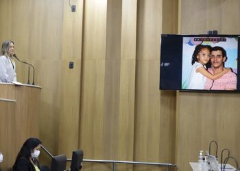 Sheyla Galba cobra ao Estado viabilidade para cirurgia na cabeça de criança internada no João Alves