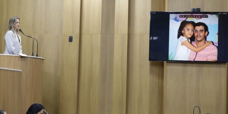 Sheyla Galba cobra ao Estado viabilidade para cirurgia na cabeça de criança internada no João Alves
