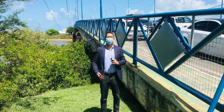 Ricardo Marques fiscaliza obras realizadas em Aracaju e encontra possíveis irregularidades
