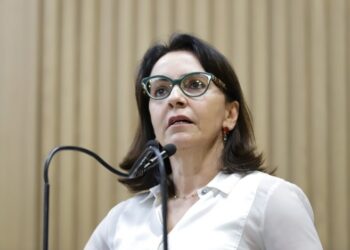 “Política séria não combina com balcão de negócios”, diz Emília