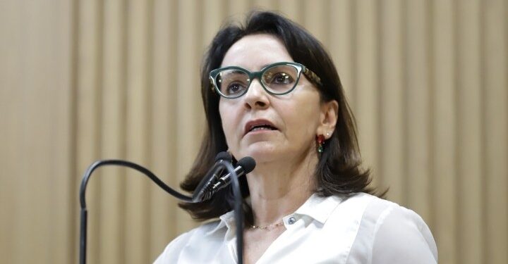 “Política séria não combina com balcão de negócios”, diz Emília