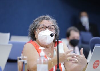Professora Ângela Melo critica posicionamento da PMA na relação com professoras e professores