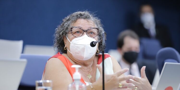 Professora Ângela Melo critica posicionamento da PMA na relação com professoras e professores