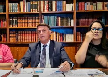 Presidente diz que “bota a cara no fogo” por ministro da Educação