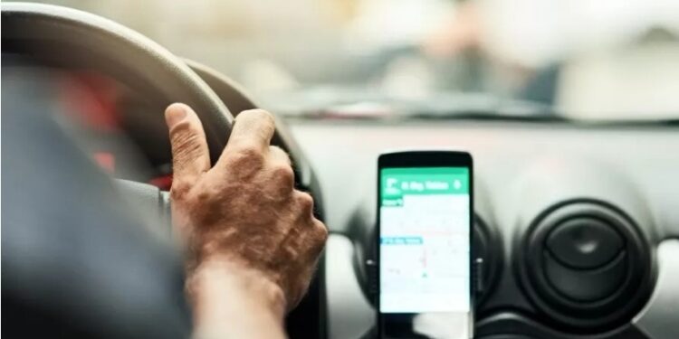 Motorista de aplicativo tem carro roubado após ser mantido como refém