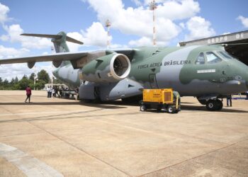 Avião da FAB pousa na Polônia para repatriar brasileiros