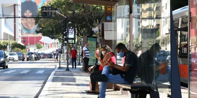 Fiocruz considera prematura retirada de máscaras e passaporte