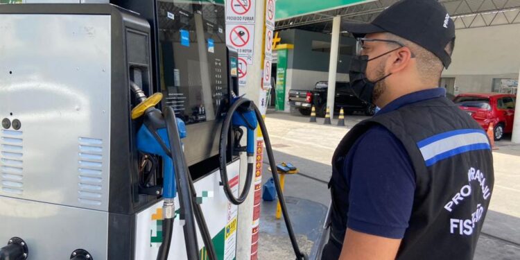 Procon Aracaju atende demandas de consumidores e mantém rotina de fiscalizações