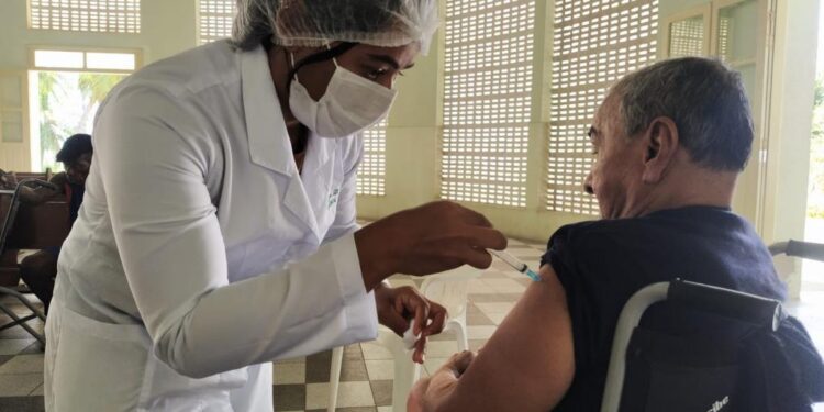 Aracaju inicia aplicação da quarta dose em idosos institucionalizados