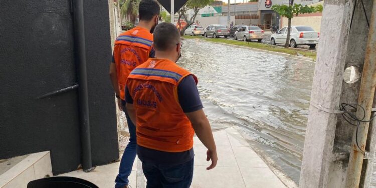 Defesa Civil monitora cheia de canais provocados pela maré alta
