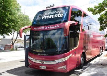 Edvaldo entrega ônibus que levará serviços de Assistência Social para os bairros de Aracaju