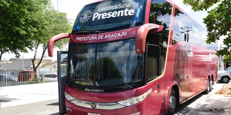 Edvaldo entrega ônibus que levará serviços de Assistência Social para os bairros de Aracaju