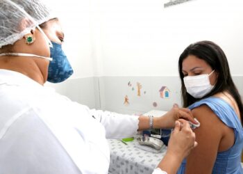 PMA orienta sobre intervalos entre doses de Pfizer para adultos e crianças
