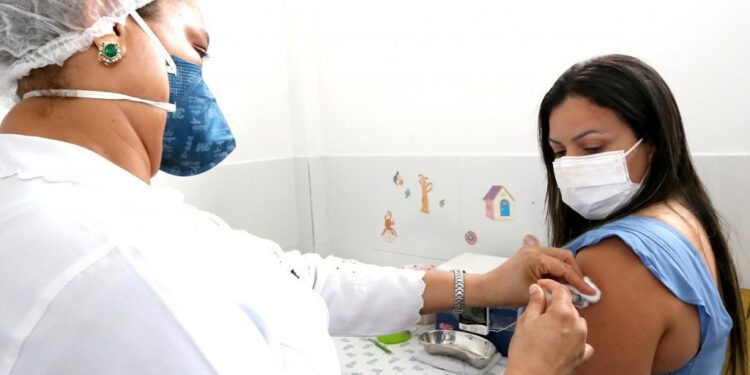 PMA orienta sobre intervalos entre doses de Pfizer para adultos e crianças
