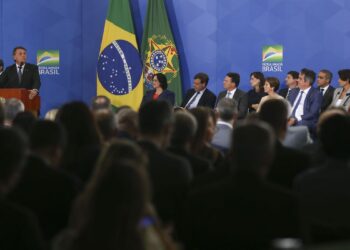 Novos ministros tomam posse no Palácio do Planalto